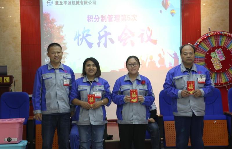 潘榮?？偨?jīng)理為提出合理化建議獲獎(jiǎng)人員頒獎(jiǎng)