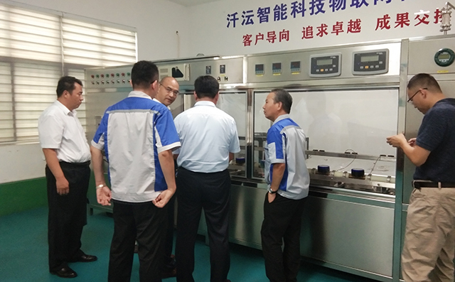 在集團董事長景奉國的引領下大家對公司進行了參觀。